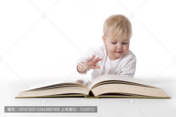 小女孩假裝在白色背景上讀一本大書