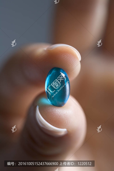 閉著手指抱著一個(gè)藍(lán)色的膠囊