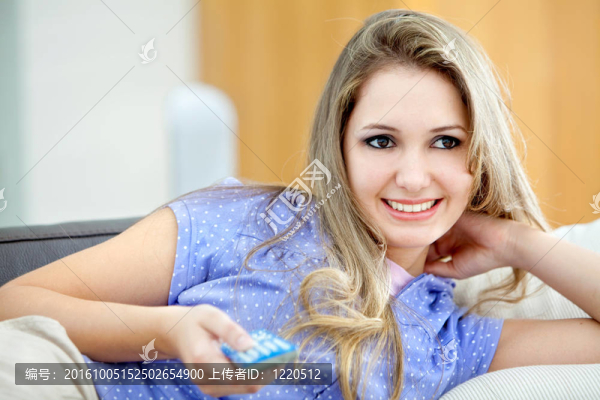 具有遙控器的婦女
