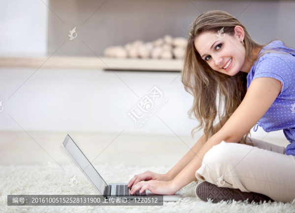 在筆記本電腦上工作的年輕女子