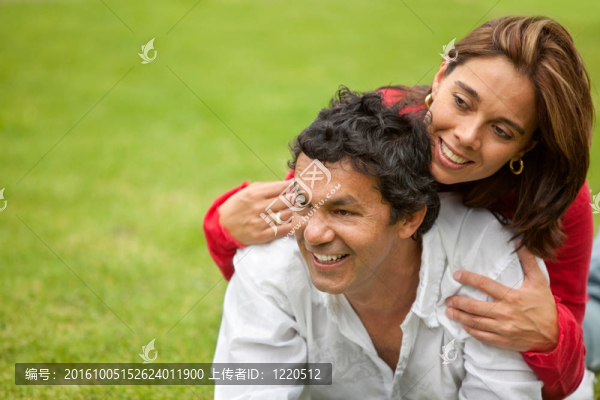 恩愛的夫妻在戶外