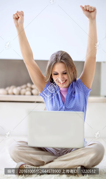 激動的女人用電腦