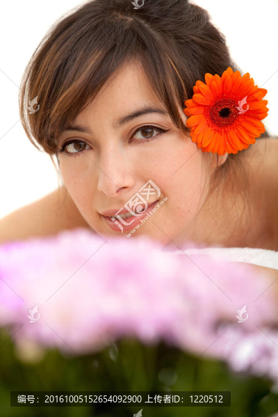 女人的畫像和一朵花