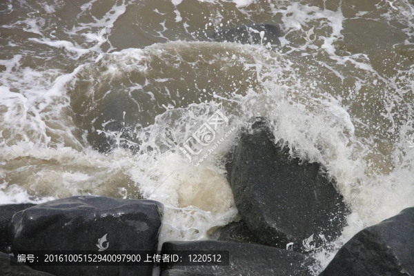 大型巖石和沖浪
