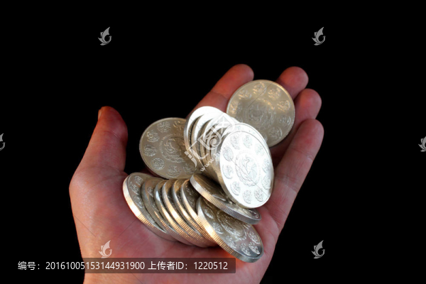 手上的精美銀幣