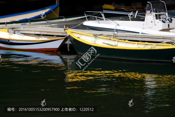 水上的船