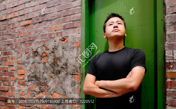 亞洲男子站在一個古老的門和孤獨(dú)
