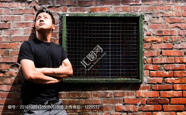 孤獨的亞洲男人反對舊窗戶
