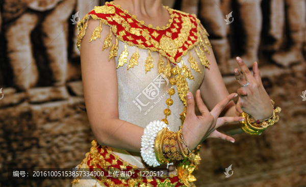 對(duì)高棉古典舞蹈女舞者的手部運(yùn)動(dòng)；柬埔寨