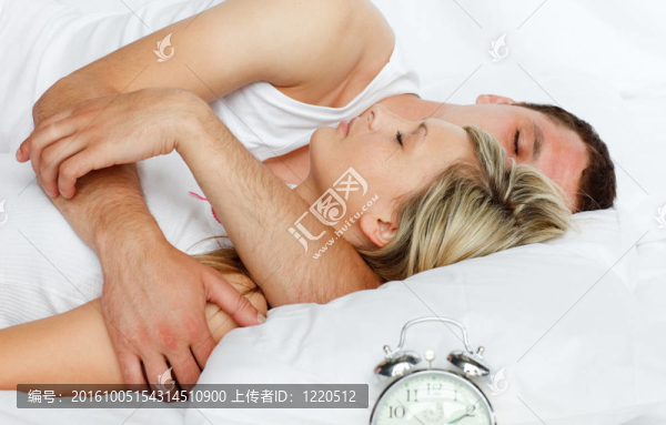 夫婦在床上鬧鐘響