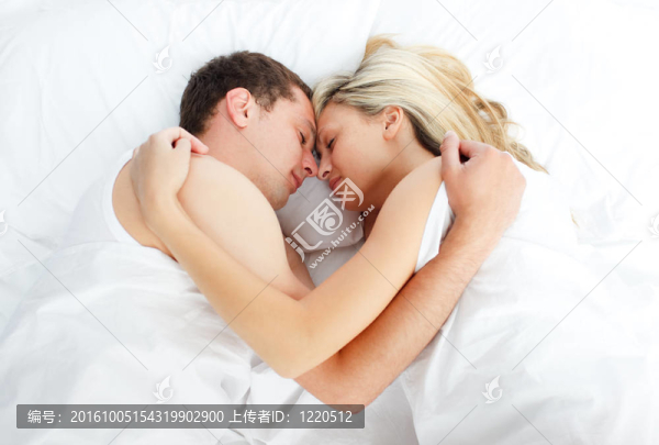 夫妻睡在床上