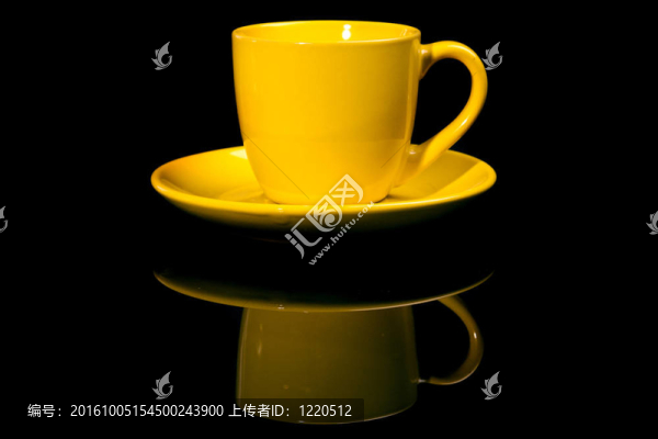 黃色的杯子。