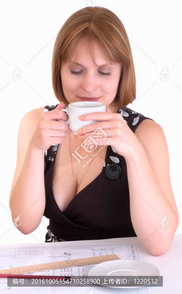 早餐時(shí)喝杯咖啡的年輕女子。