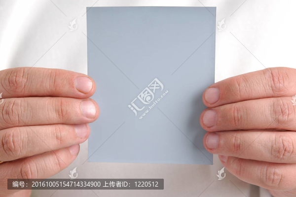 拿著卡