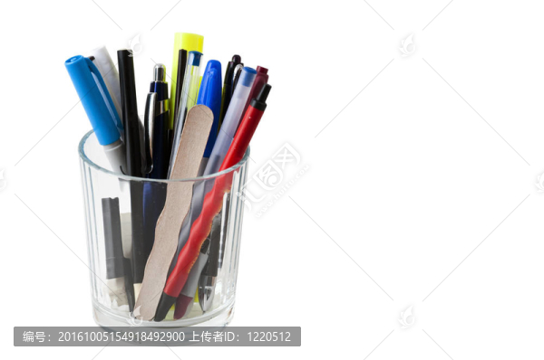 裝滿鋼筆的玻璃