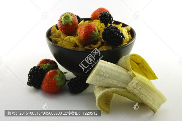 香蕉在一碗麥片和水果