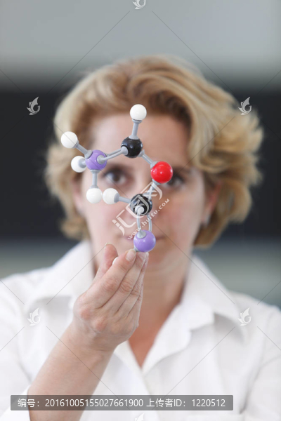 分析分子結(jié)構(gòu)的女性研究者