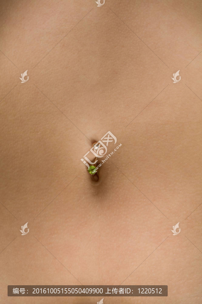 女性腹部有肚臍和穿孔