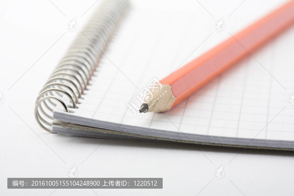 記事本上的鉛筆。