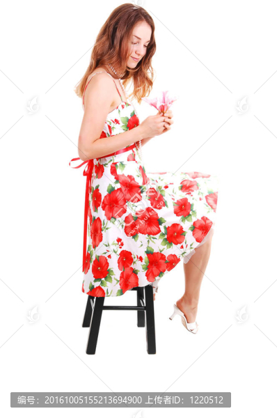 坐在椅子上的女人。