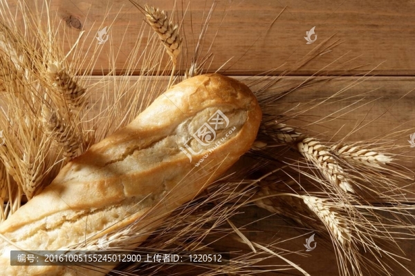 面包與小麥穗木制桌子