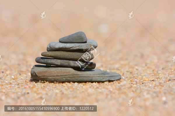 海灘上的卵石堆
