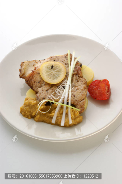 有機土豆和檸檬的鯉魚圓角
