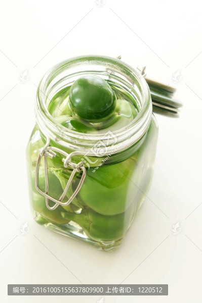 有機(jī)綠色熱櫻桃辣椒罐子里