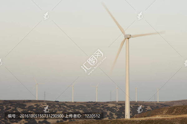 日落時(shí)的風(fēng)力渦輪機(jī)eloicos組