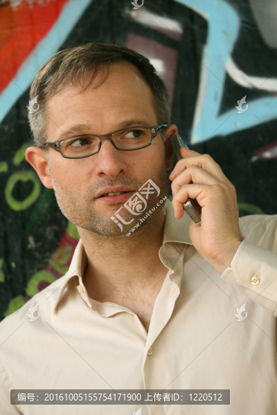 頭發(fā)花白的男人在打電話
