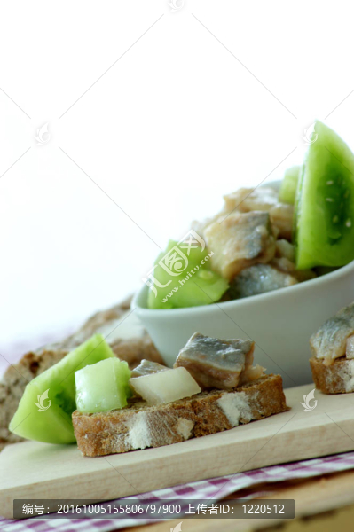 鯡魚(yú)沙拉配綠番茄