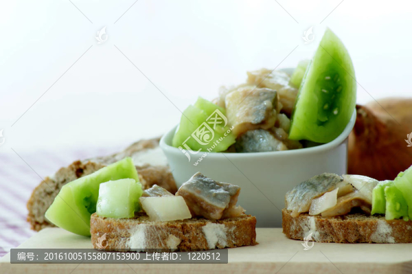 鯡魚沙拉配綠番茄