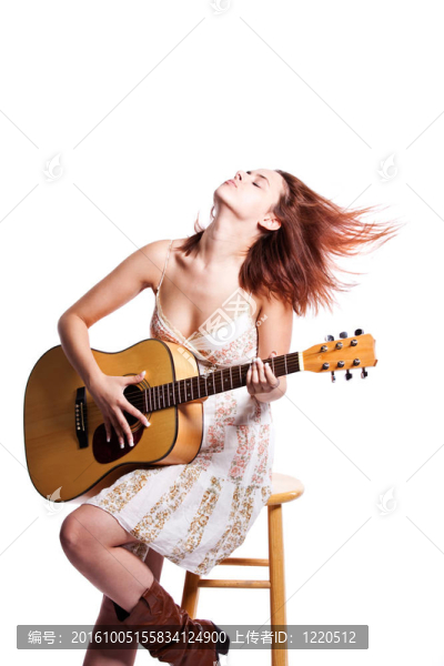 美麗的女人帶著吉他