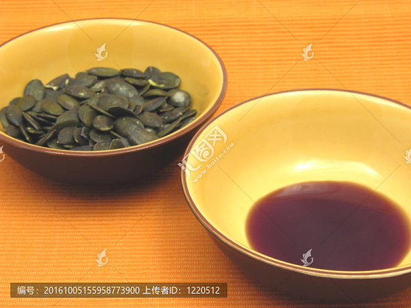 兩碗陶瓷南瓜籽和南瓜籽油
