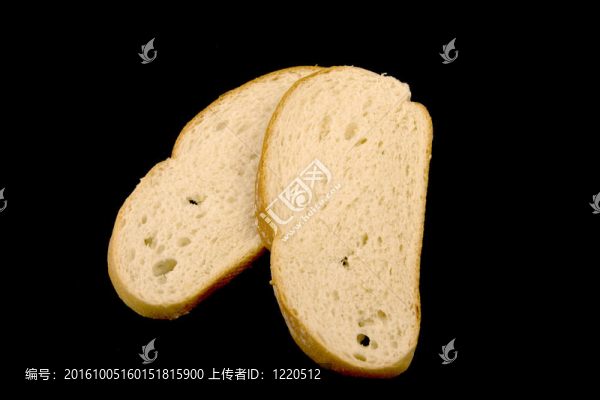黑色背景上的面包。