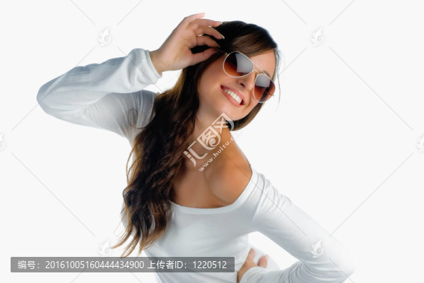 帶太陽(yáng)眼鏡的快樂(lè)女孩