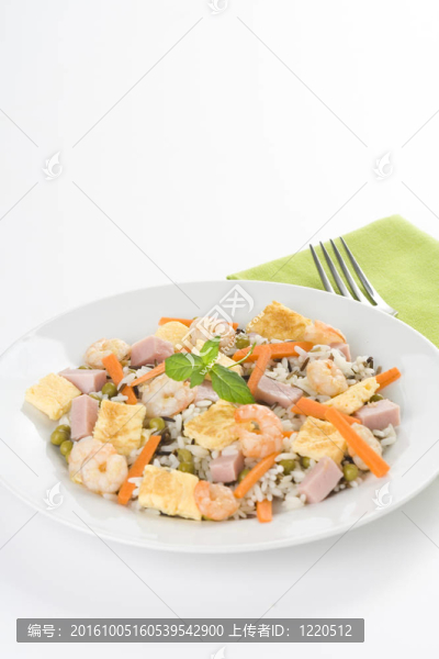 蝦炒飯豌豆火腿煎蛋盤