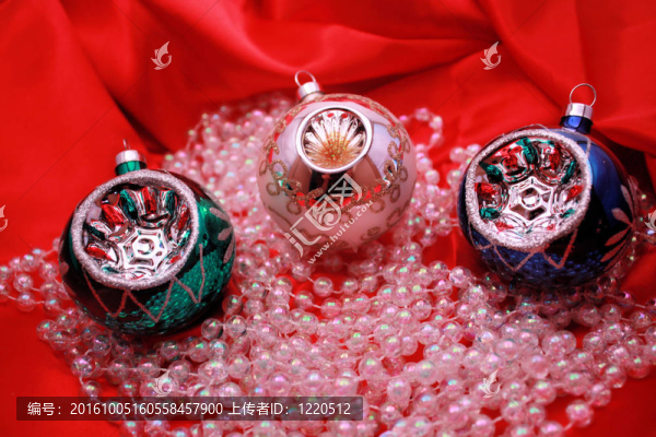 紅色背景上的圣誕飾品