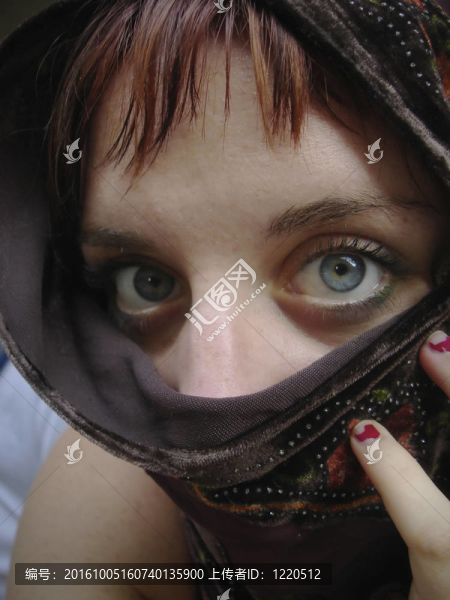 年輕的女人戴著面紗的臉和眼睛