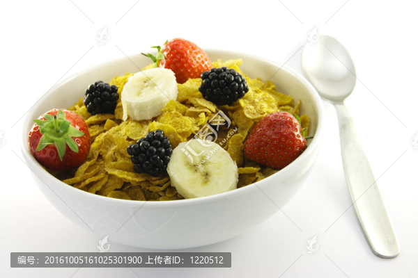 用勺子在碗麥片和水果
