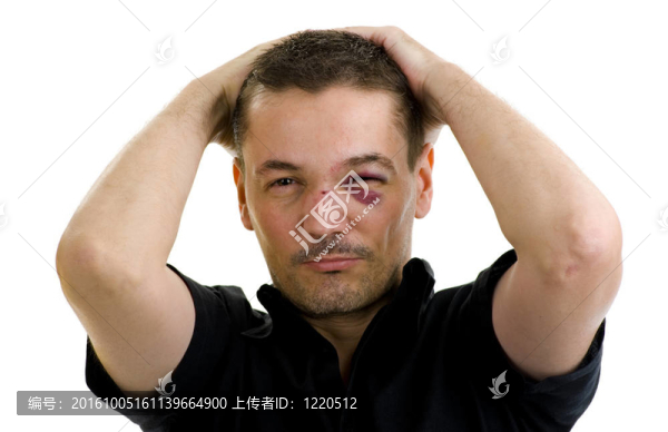 破碎的；彎曲的鼻子和黑色；交叉的眼睛