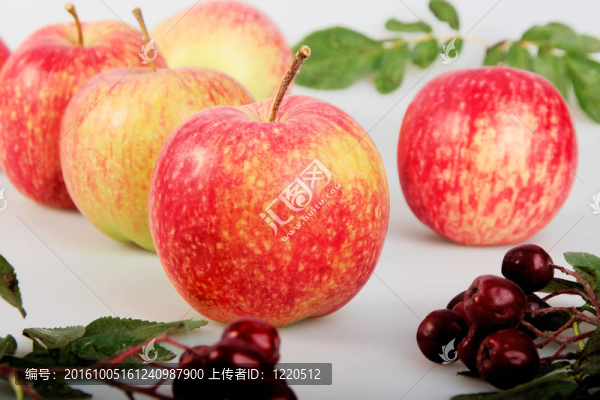 靜物與紅黃蘋(píng)果和白底阿什貝利。焦點(diǎn)位于它工作最好的地方。特寫(xiě)。