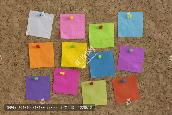 彩色軟木板上的空白筆記