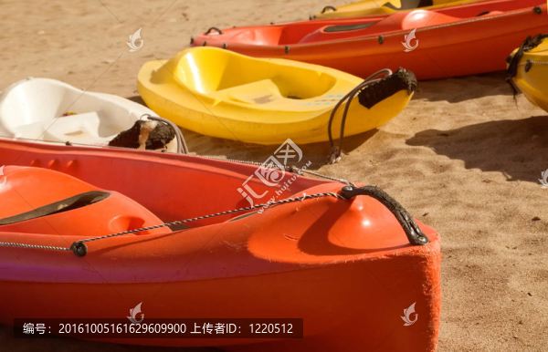 四只獨(dú)木舟在沙灘上