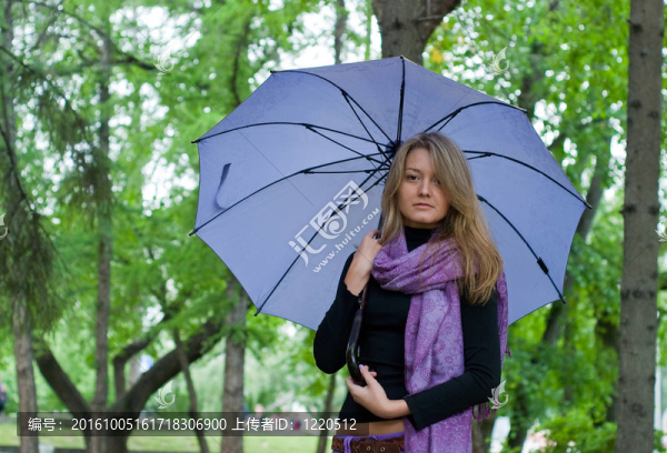帶雨傘和圍巾的女孩