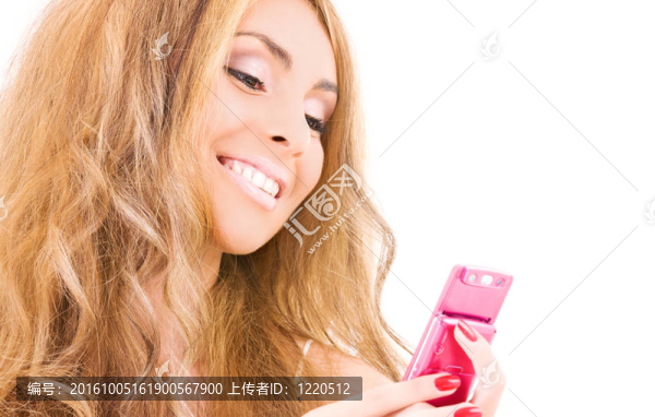 快樂女人用手機