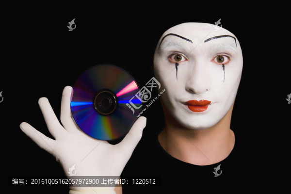 與CD在黑色背景上的啞劇演員的肖像