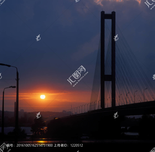 南大橋反對(duì)日落。