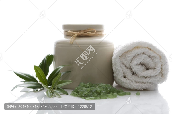 新鮮橄欖枝和沐浴鹽。SPA