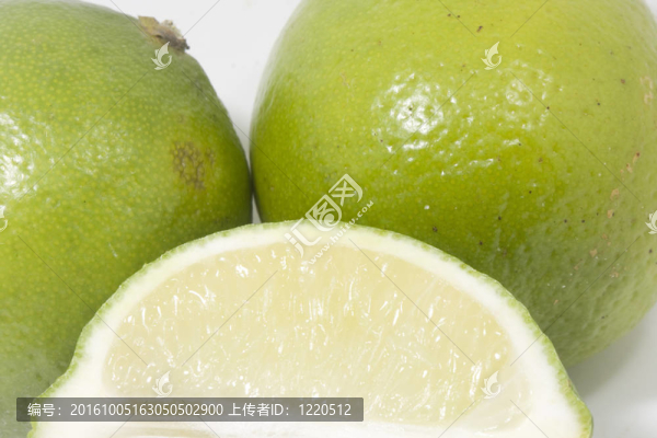 宏觀上的石灰；白色